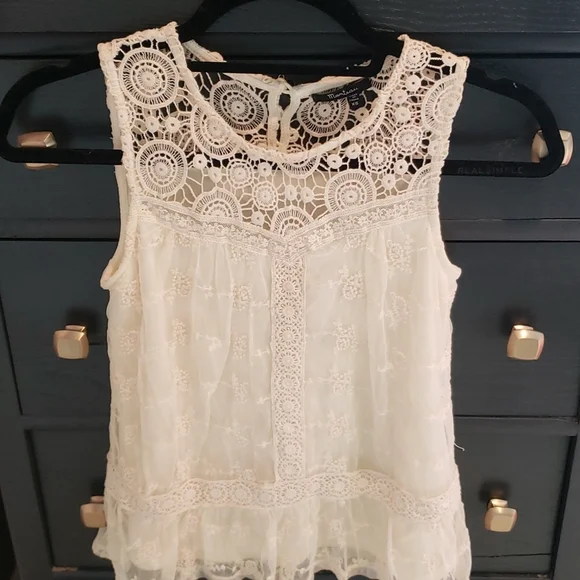 MONTEAU XS cream lace overlay sleeveless top NWOT - Picture 2 of 4